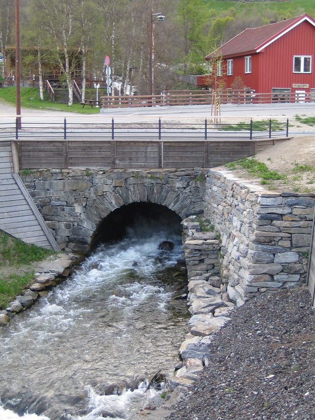   Forbildet. Den gamle steinhvelvsbrua over Tolja.  