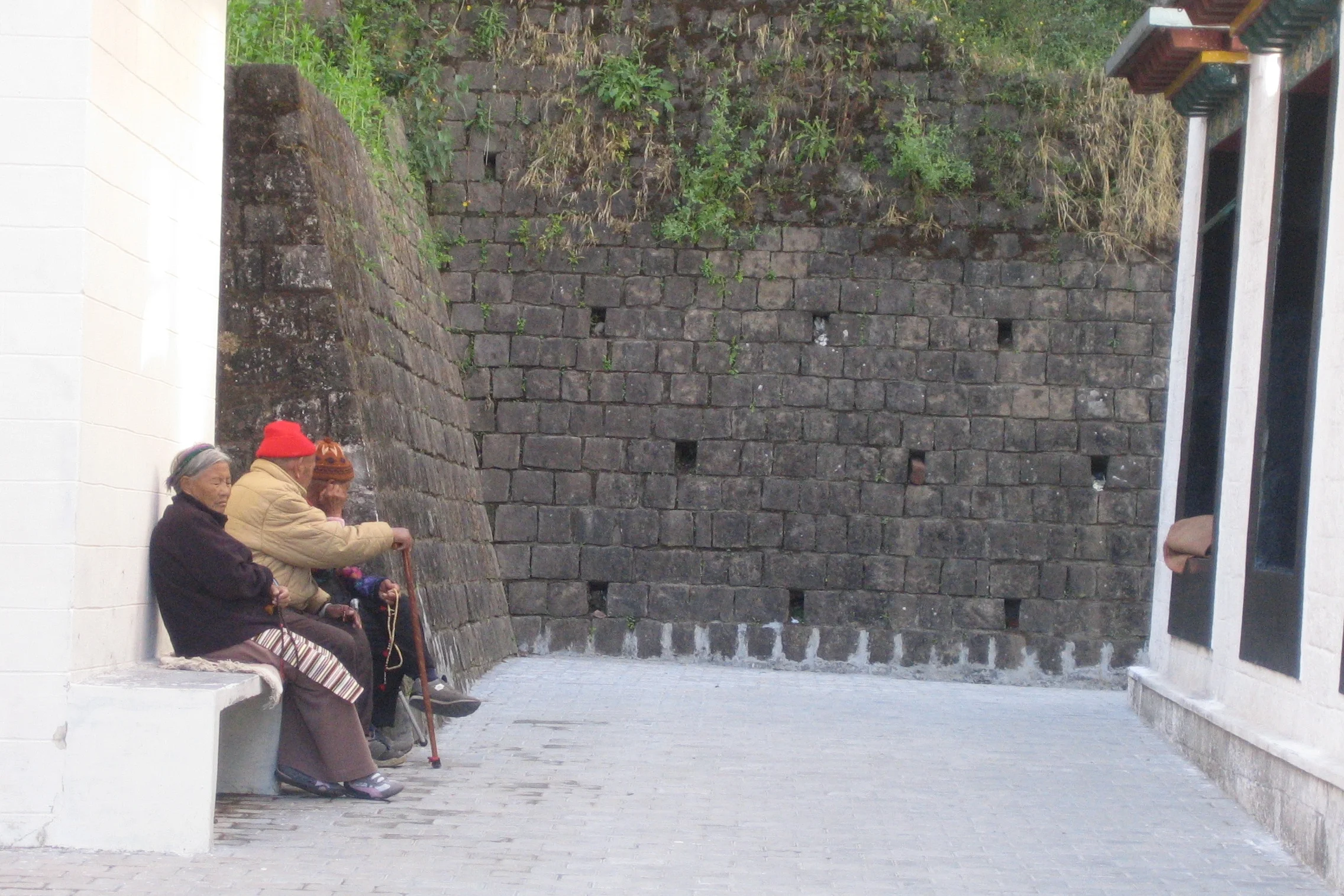 De gamle på benken er viktige i bybildet, i Dharamsala som alle andre steder i verden