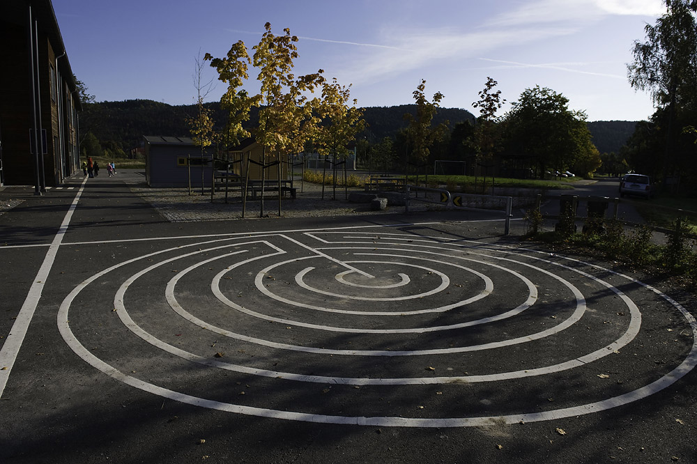  Mønster malt på asfalt; til lek og som ledelinjer (foto: Dag Jenssen)  