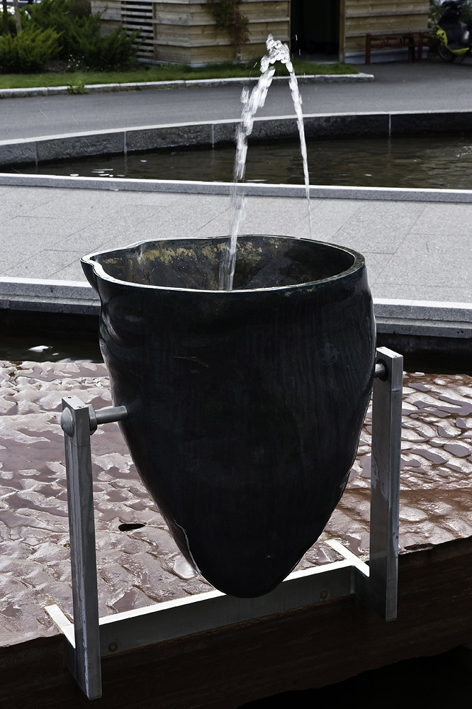   Utsmykkinga med de store krukkene som tømmes når vannes fylles til et visst punkt. Kunstner Dag Birkeland. Foto: Dag Jensen  