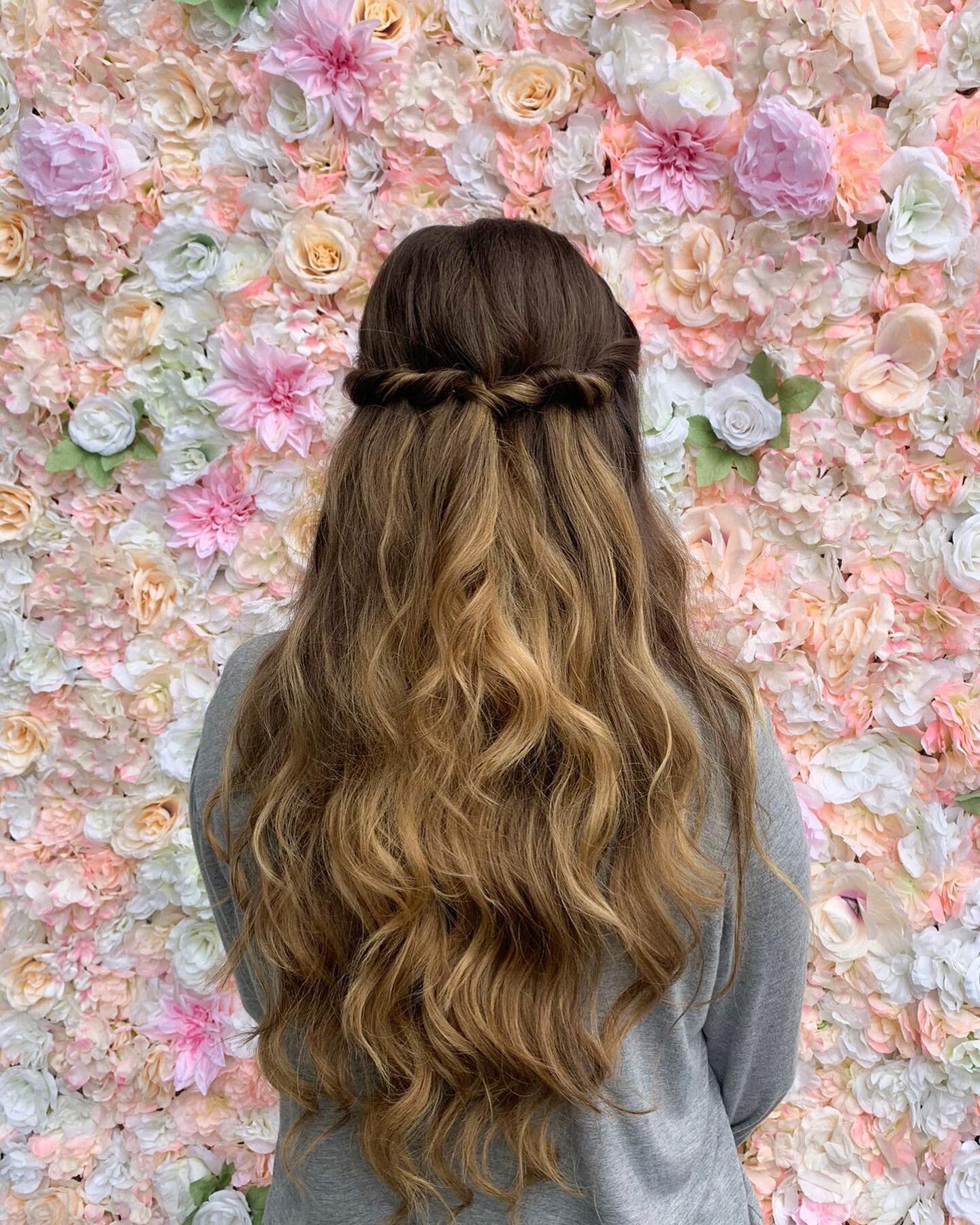Soft curls with a boho twist by our girl @kirahair_jenevoystudio 💗