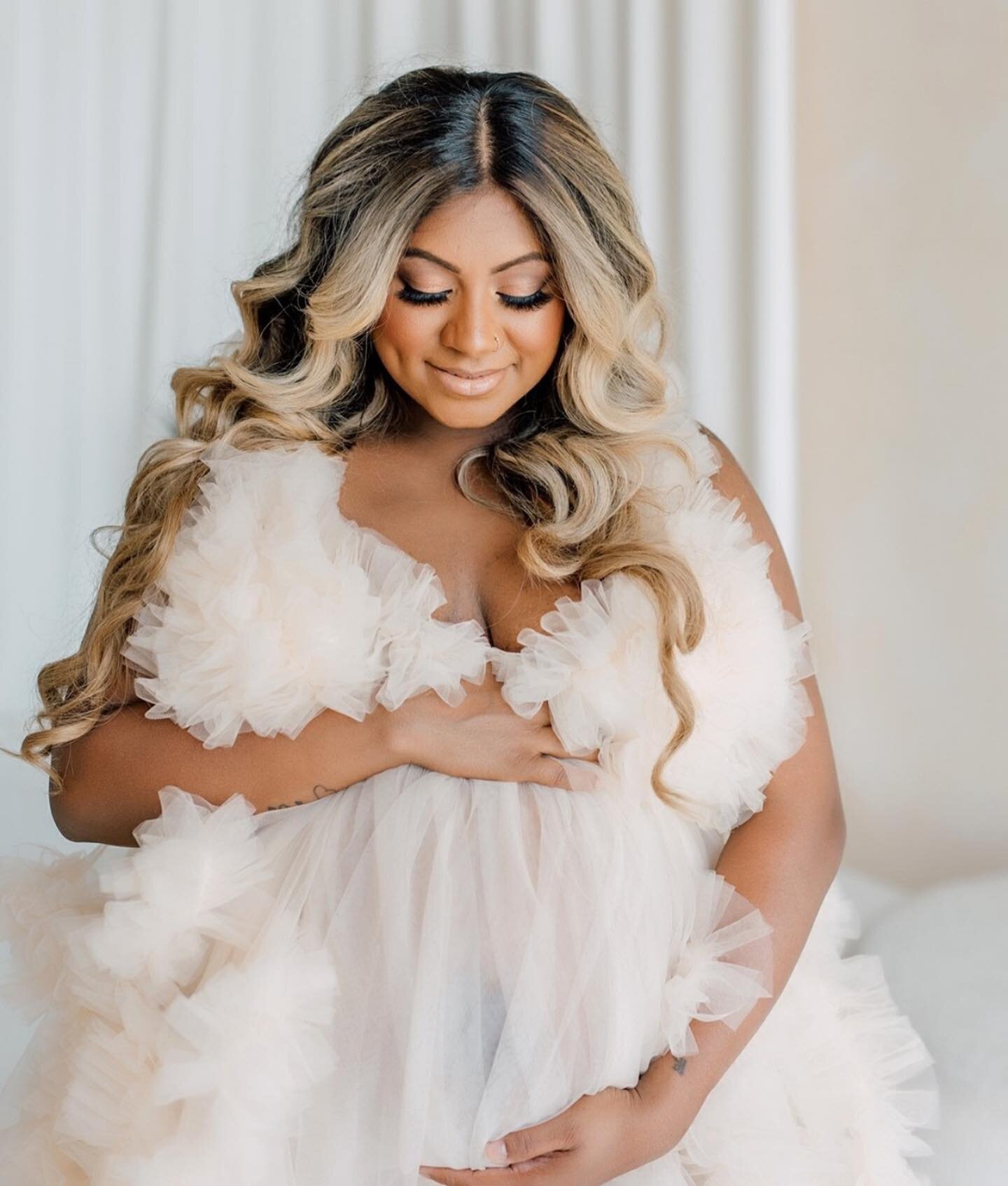 We love being apart of all of your big life milestones, whether it&rsquo;s your prom, grad, wedding, or maternity shoot ☁️✨ 

Makeup by @ashmakeup_jenevoystudio 
Hair by @kirahair_jenevoystudio
Photography by @caper.and.co