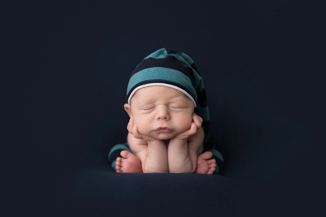 newborn boy froggy position with hat