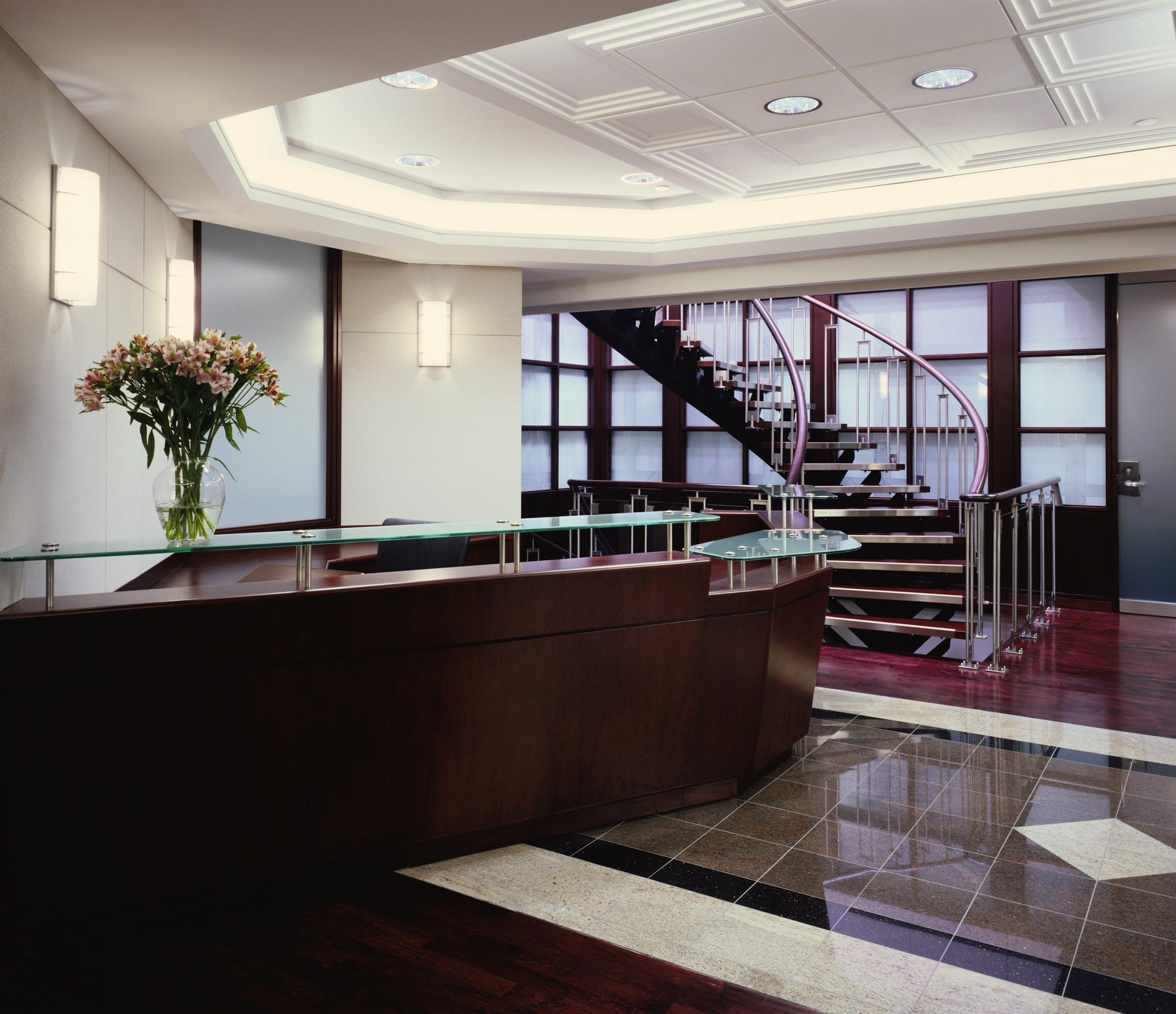 Elevator lobbies were renovated while keeping within the overall building design strategy. Elliptical stairs were constructed, interconnecting the 21st to 23rd floors. Office areas were partitioned using a designed system of wood and glazed panelling.