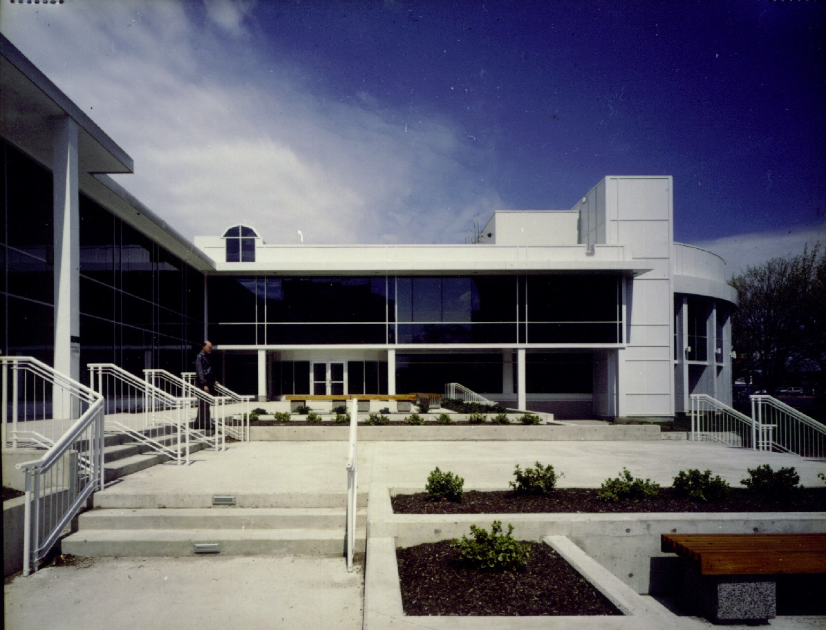  The project amalgamated existing control facilities relocated from the previous cities of Metropolitan Toronto and accommodated state-of-the-art control and communication systems within a 10 000 sq. ft. control room. 