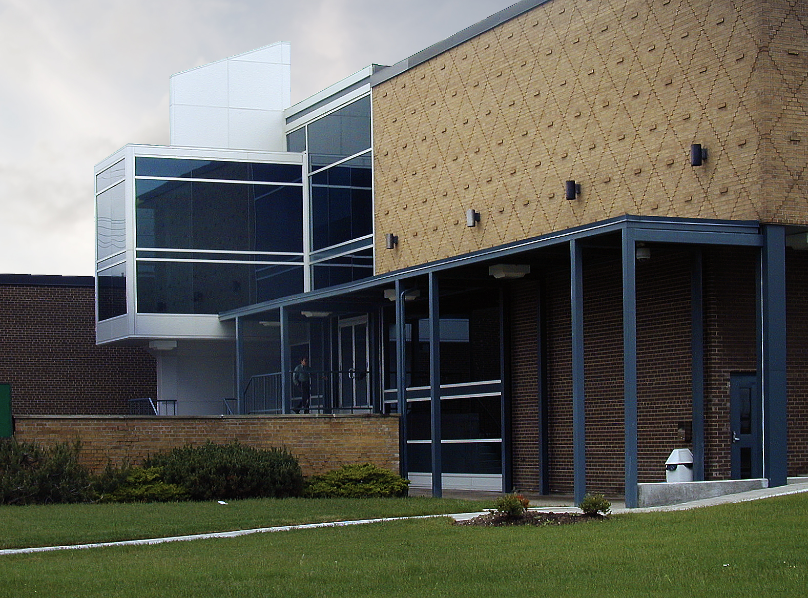 The scope of work for the addition project in 2001 included a full 30 000 sq. ft. addition to the existing Toronto Hydro building to provide office space for various affiliate divisions. The new addition incorporated a large glass facade with two entrances, one of which included a sloped access walkway and accessible entrance. The renovation in 2007 consisted of interior design services, office fit-up, furniture assessment and organisation, barrier free improvements, and building service upgrades