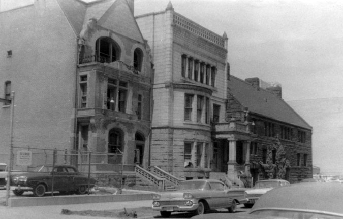 1812 S. Prairie Avenue (far left) in the mid-1950s; Glessner House at right (Photo by Jack Simmerling)