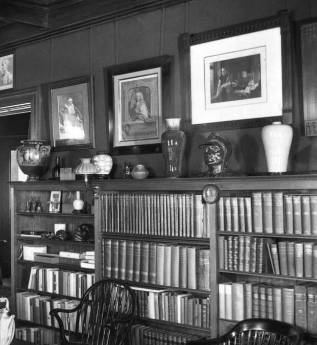 Glessner House library, 1923; the Savonarola portrait hangs directly beneath the bust of Dante