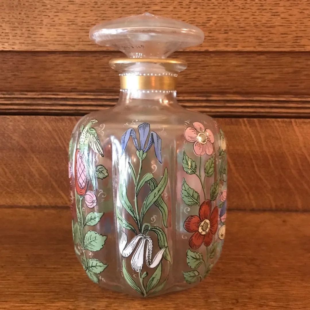 This week&rsquo;s 📸 Photo Friday 📸 shows a beautifully decorated glass decanter, displayed on the mantel in Fanny&rsquo;s bedroom. 

The handblown European-made glass bottle is seven inches tall and features a mushroom stopper and eight lobes aroun