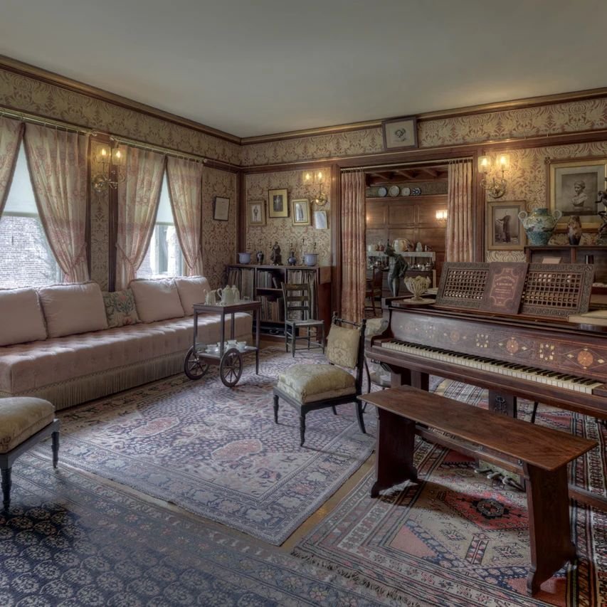 Join us in our beautiful parlor this Sunday, May 5 at 4:00pm for our second salon concert. 

Local Chicago artists, mezzo-soprano Leah Dexter and pianist Lisa Zilberman will weave together a romantic afternoon of art songs and arias that are full of 
