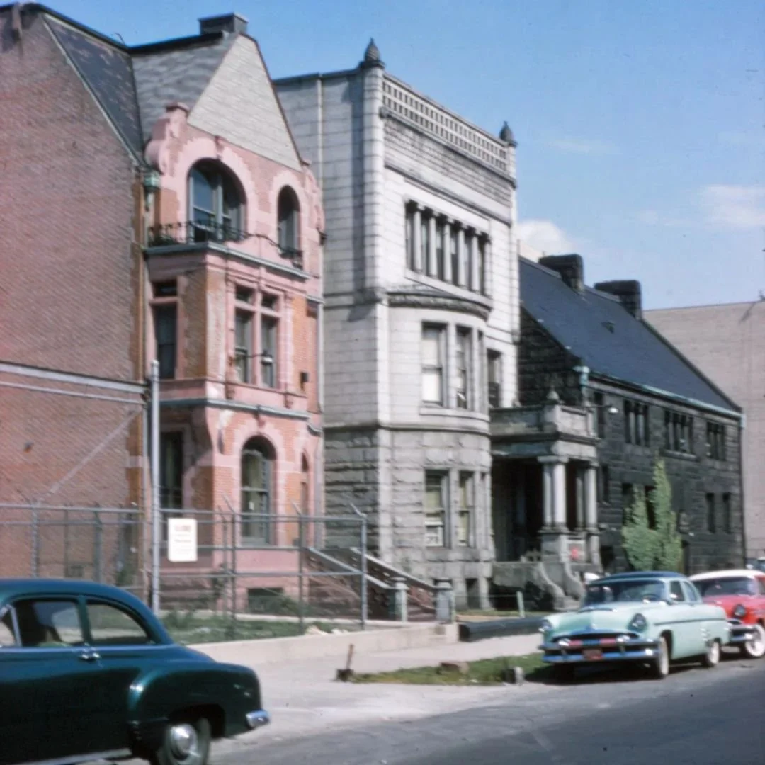 This week&rsquo;s 📸 Photo Friday 📸 shows Glessner House (at far right) as it appeared in 1957. 

The O. R. Keith house next door at 1808 Prairie (Cobb &amp; Frost, 1886) and the George Wheeler house at 1812 Prairie (Burnham &amp; Root, 1884), were 