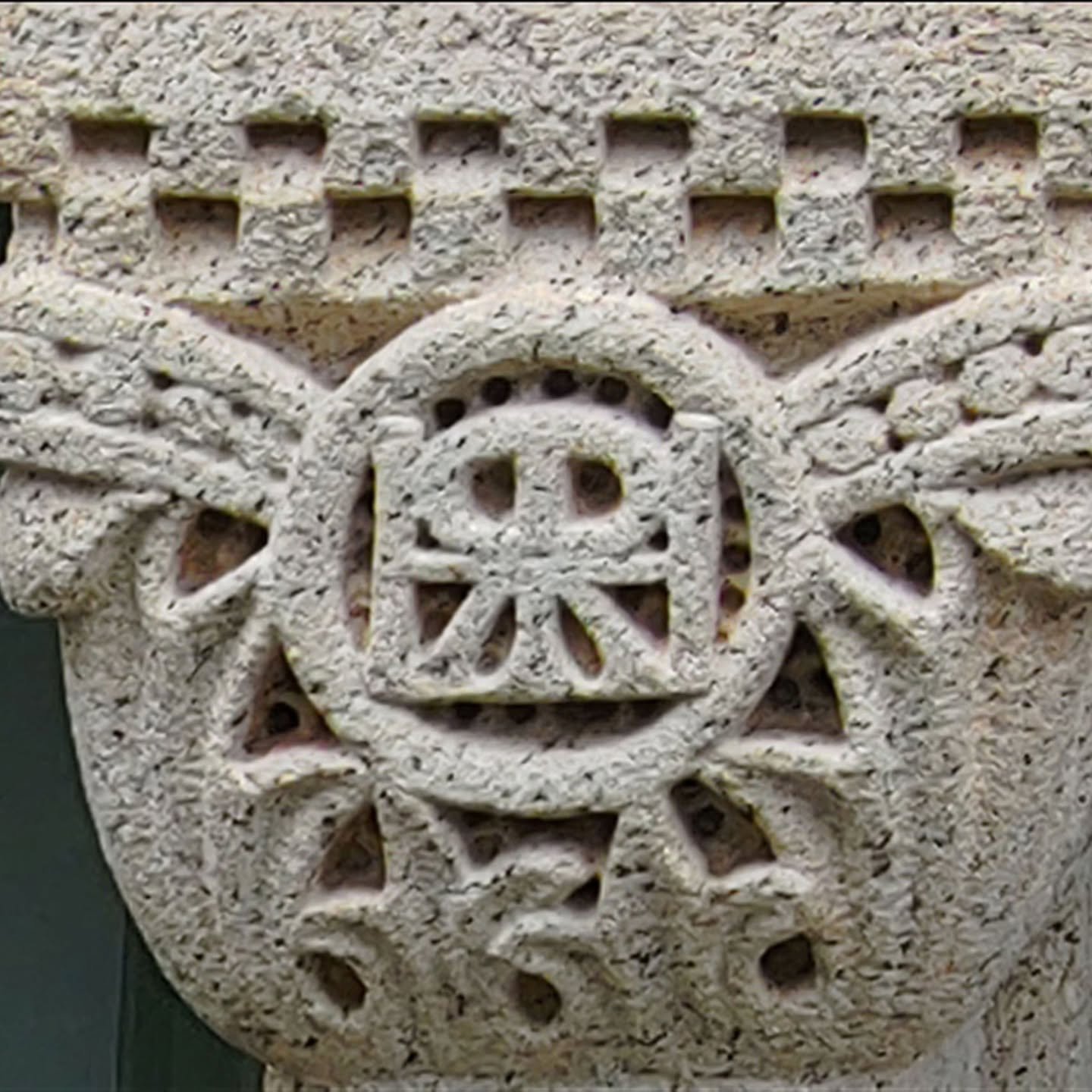 This week&rsquo;s 📸 Photo Friday 📸 shows one of the seven carved granite capitals on the front fa&ccedil;ade of Glessner House, each of which is a unique design. 

This capital features the monogram of the architect, Henry Hobson Richardson, and wa