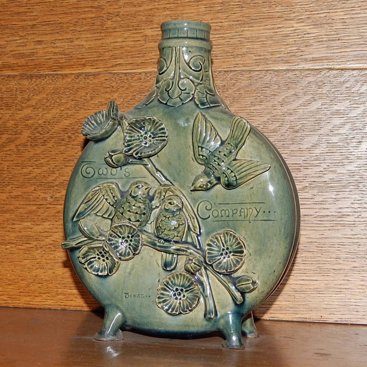 This week&rsquo;s 📸 Photo Friday 📸 shows a glazed earthenware pilgrim vase made by Isaac Scott for the Glessners in 1879 at the Chelsea Keramic Art Works. 

The vase reads &ldquo;Two&rsquo;s Company . . .,&rdquo; a reference to the old English prov