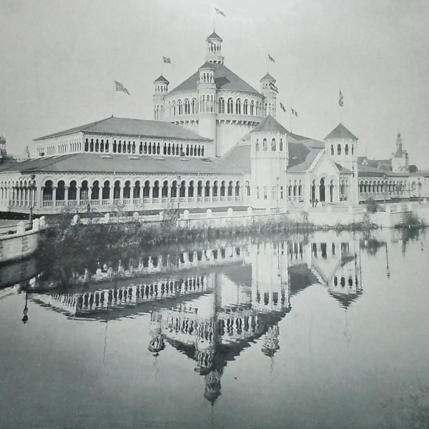 This week&rsquo;s Photo Friday celebrates June as National Zoo and Aquarium Month with this view of the Fisheries Building at the 1893 World&rsquo;s Columbian Exposition in Chicago. 

The Romanesque-style building, with its graceful arcades, was desi