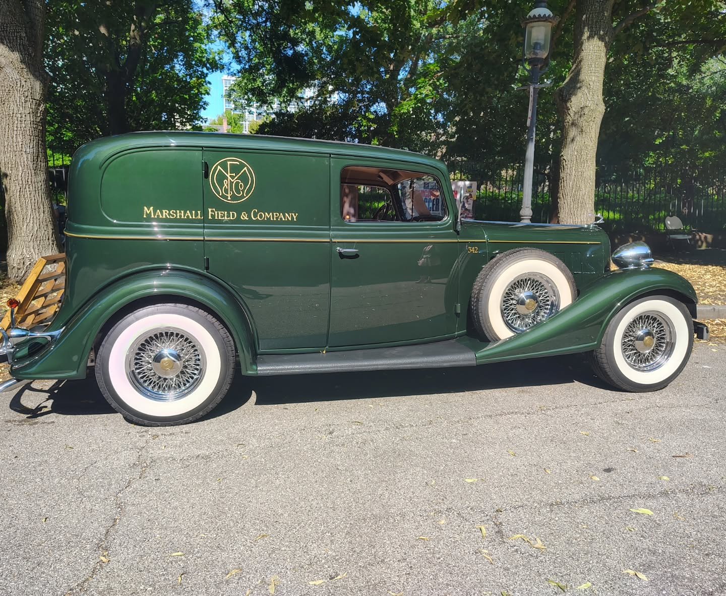 Today (Saturday, July 18) until Noon! Vintage cars and free mini tours!

#vintagecars #prairieavenue #glessnerhouse #marshallfield #givetheladywhatshewants