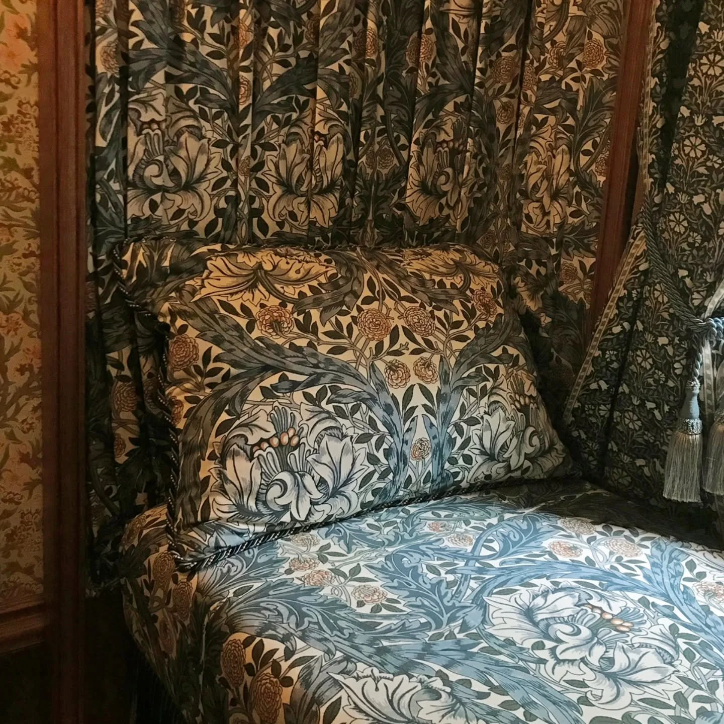 This week&rsquo;s 📸 Photo Friday 📸 shows Fanny&rsquo;s daybed in her bedroom. Situated next to her windows to provide a perfect spot to read a book or gaze out on Prairie Avenue, the piece is upholstered in &ldquo;African Marigold,&rdquo; a Morris 