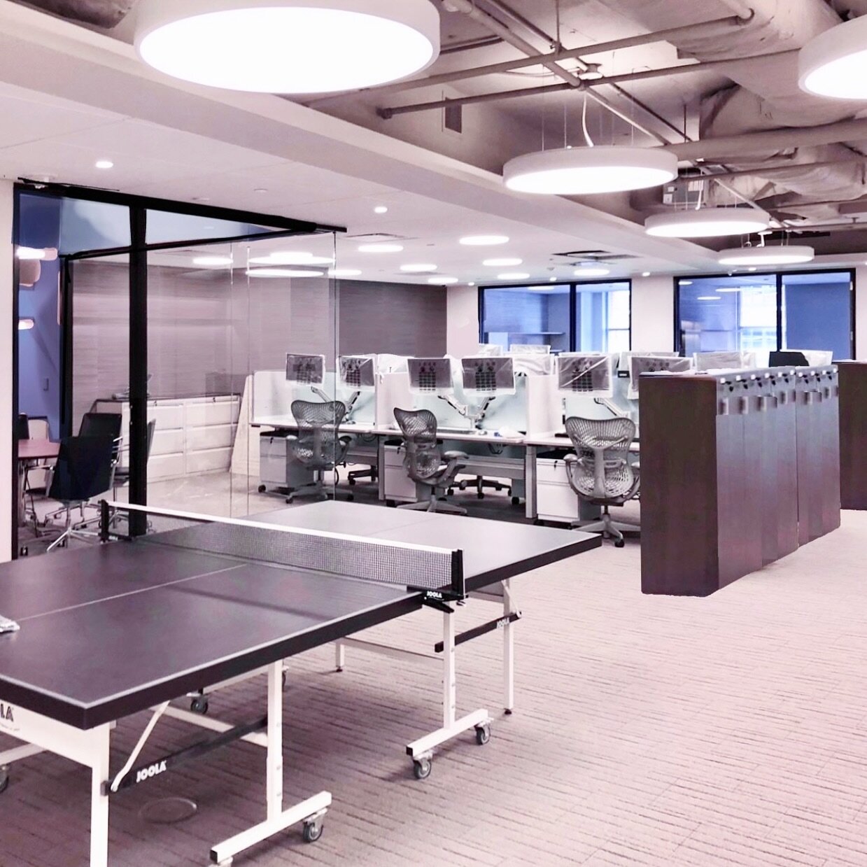 Flexible spaces? Or versatile? We often use the first term, but at dmg we prefer the latter.
Both approaches respond to the need of a multifunctional use. However, while a flexible space can be used in many ways (but never at an optimal utilization),