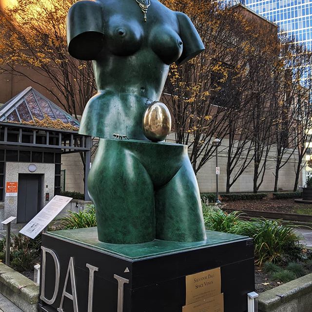 Salvador Dali est&aacute; nas ruas de Vancouver.
Apos viajar mais de 20.000 km, as esculturas est&atilde;o em display nos seguintes locais:

SALVADOR DALI,  SPACE VENUS
Bronze 
Altura: 3.5 meter / 11&rsquo;6&Prime;
Valor estimado CAD$ 2.8 milh&otilde