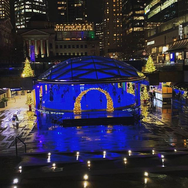 Patina&ccedil;&atilde;o no gelo na Robson. Vancouver Downtown. #natalemvancouver