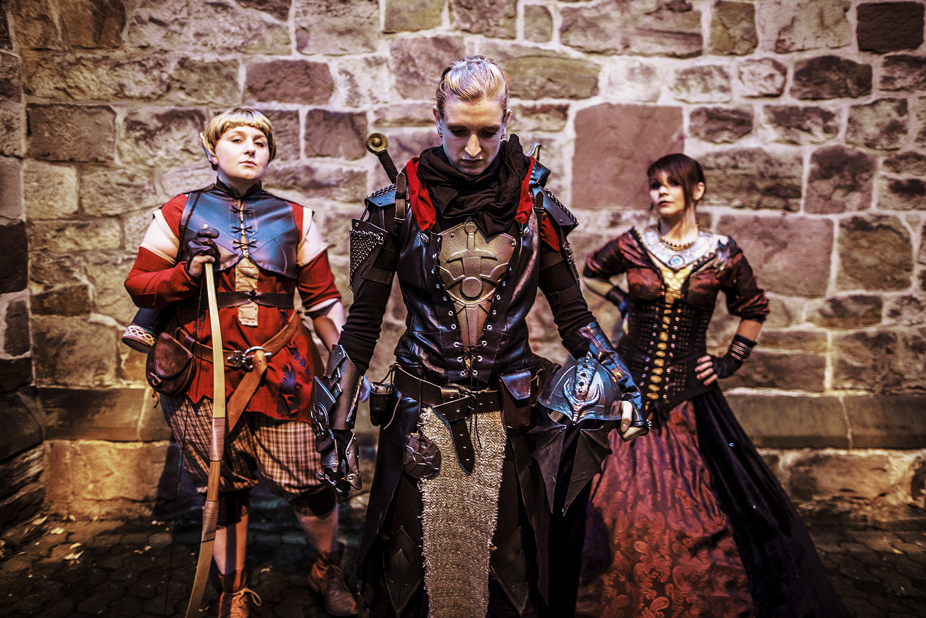 Straychild77 is Morrigan, Violet Doubt is Sera, Lady Tenebrae Tabris is The Inquisitor | Photo by Michael Hellwig Fotografie