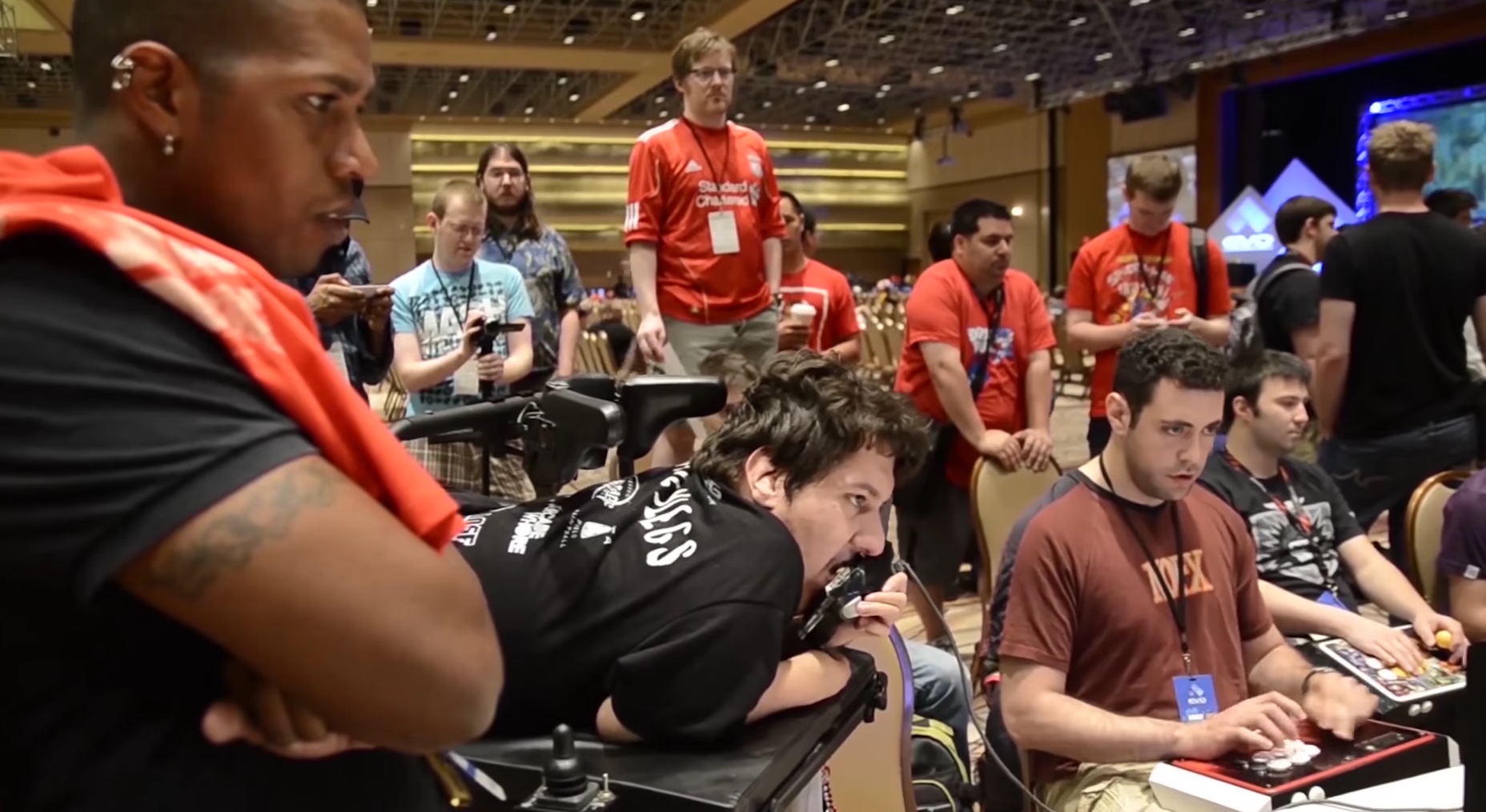 STREET FIGHTER Player Uses Mouth on Controller and Kicks Ass While Doing It