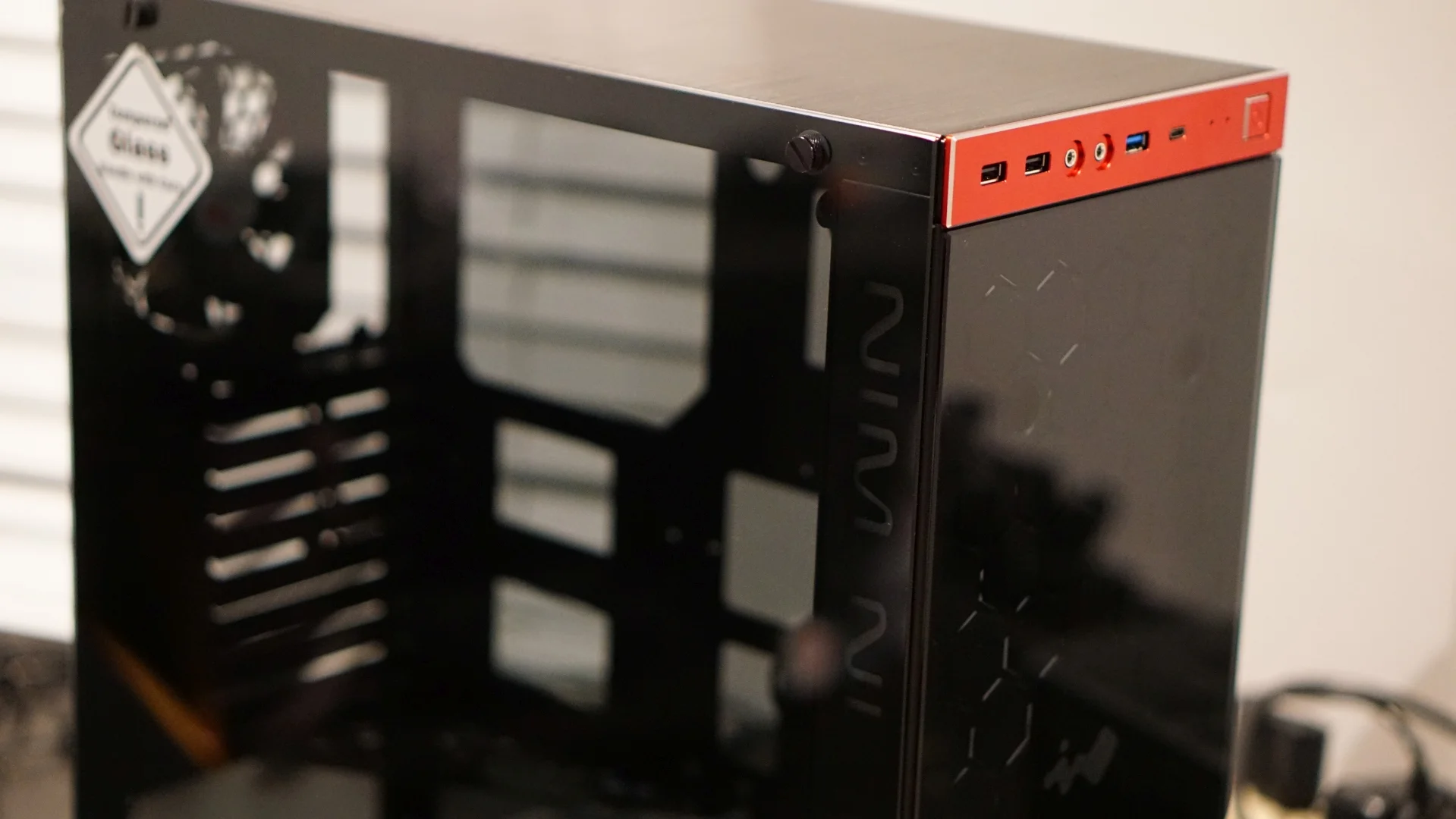 Review — IN WIN 805 Mid Tower PC Case is Ultimate Geek Elegance