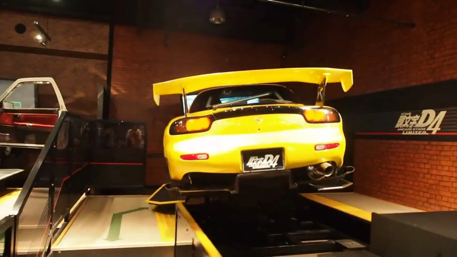 Awesome Japanese Arcade Game Uses Real Cars To Simulate Racing!