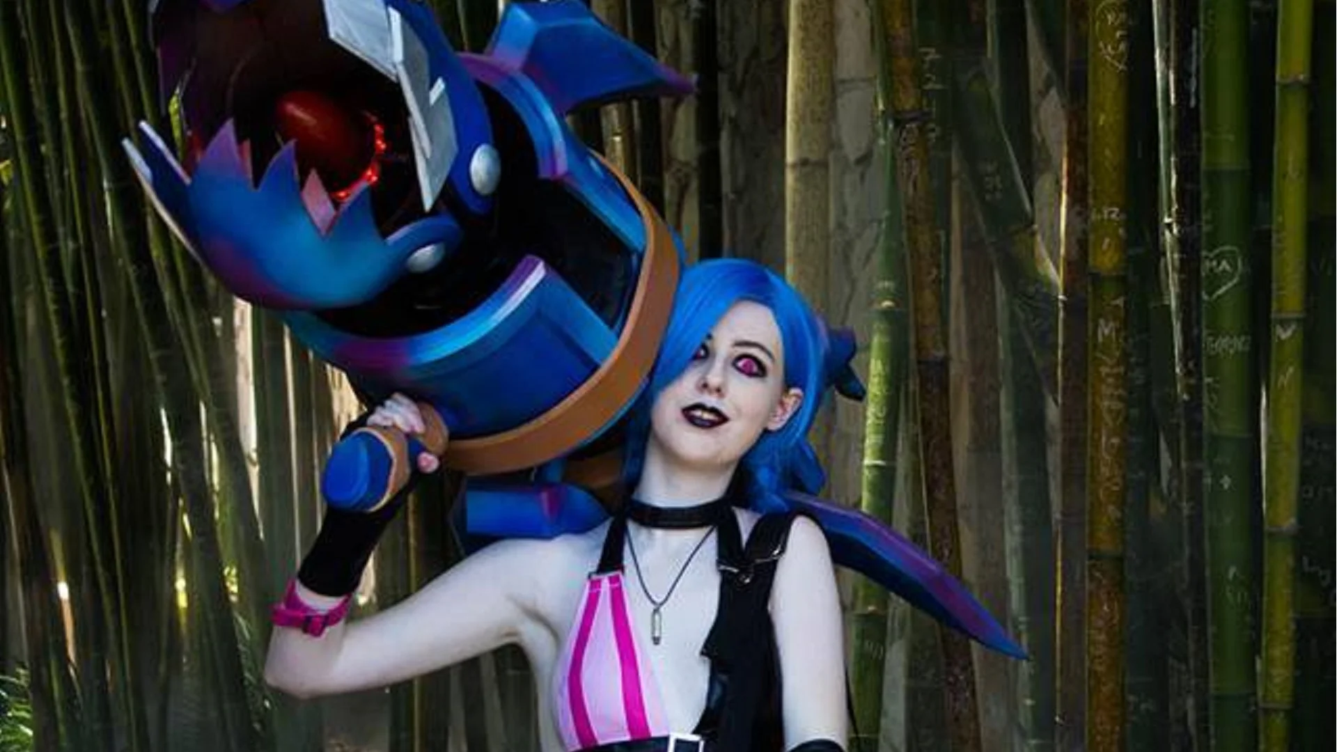 This LEAGUE OF LEGENDS Jinx Cosplay Is Amazing And Unsettling All At Once