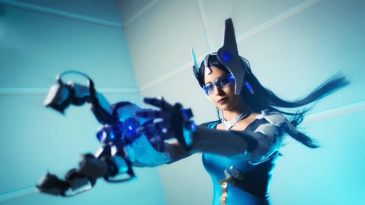 It S No Illusion This Symmetra Overwatch Cosplay Is Tops Gametyrant