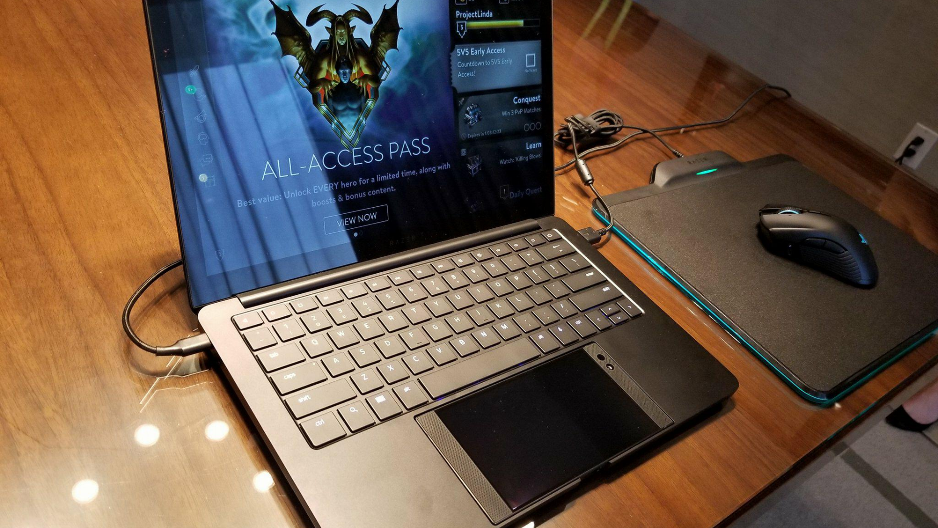 Razer's PROJECT LINDA Shows Microsoft And Samsung How Its Done