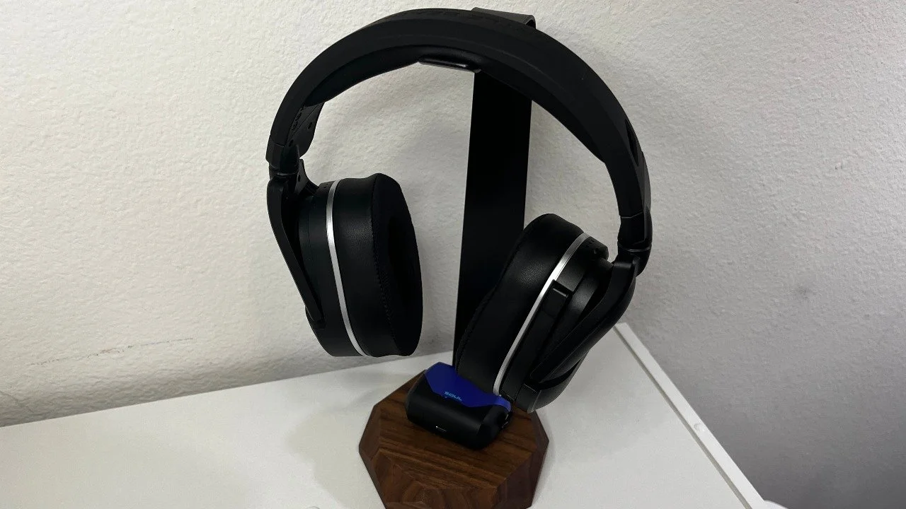 SOMETHING COOL: Oakywood's 2-In-1 Headphones Stand And Wireless Charger Is The Best Desk Buddy