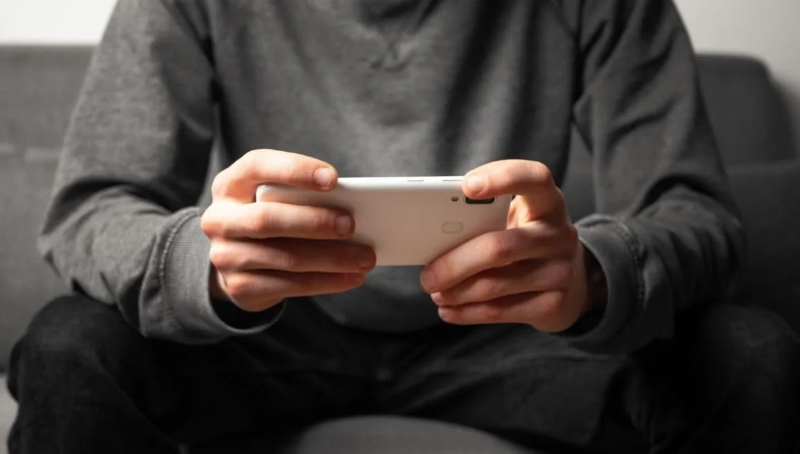 The Power of Spontaneity in Keeping Games Alive