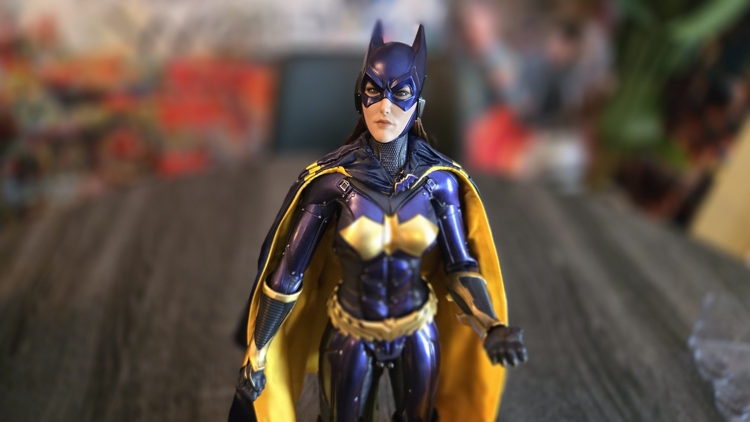 Batgirl Purple and Gold Version Sixth Scale Figure: Overview and Impressions