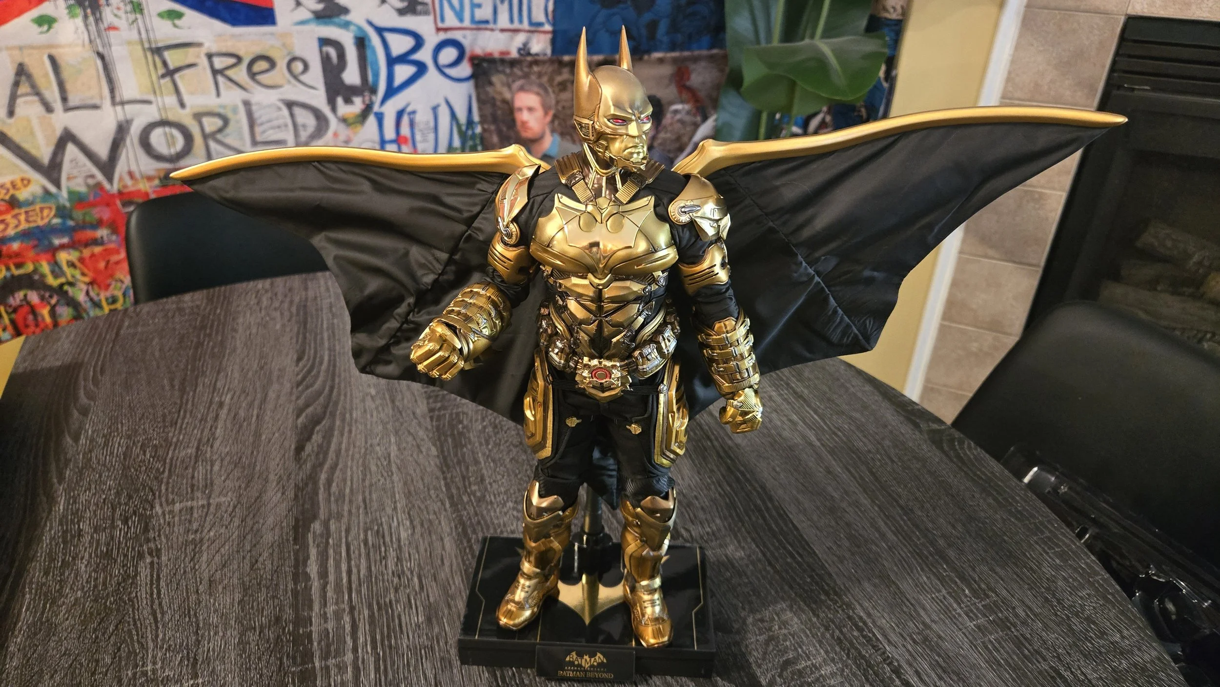 Batman Beyond (Black &amp; Gold Version) Sixth Scale Figure: Overview and Impressions