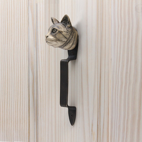 Common cat pull right.jpg