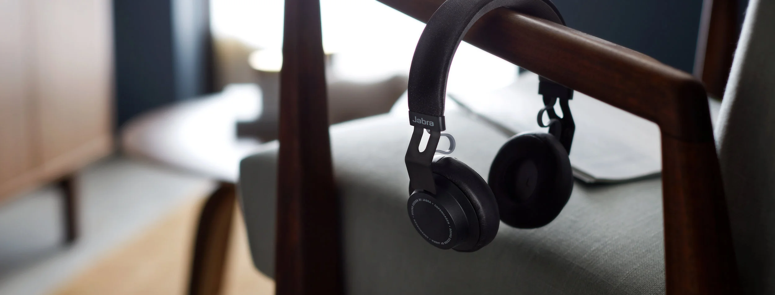 PHOTO_CE_EGG_08272015_JabraMOVE_Headphones_jw_v1.jpg