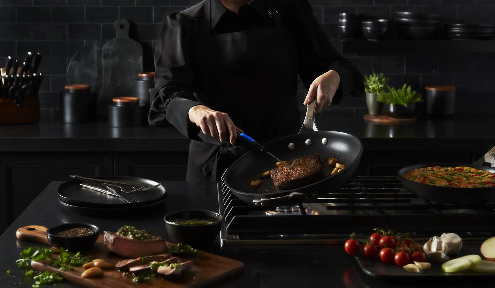 5-Calphalon-Concept-CalphalonVDLRedesignHPP-straight-on-with-one-talent-with-food_LOW RES.1003.jpg