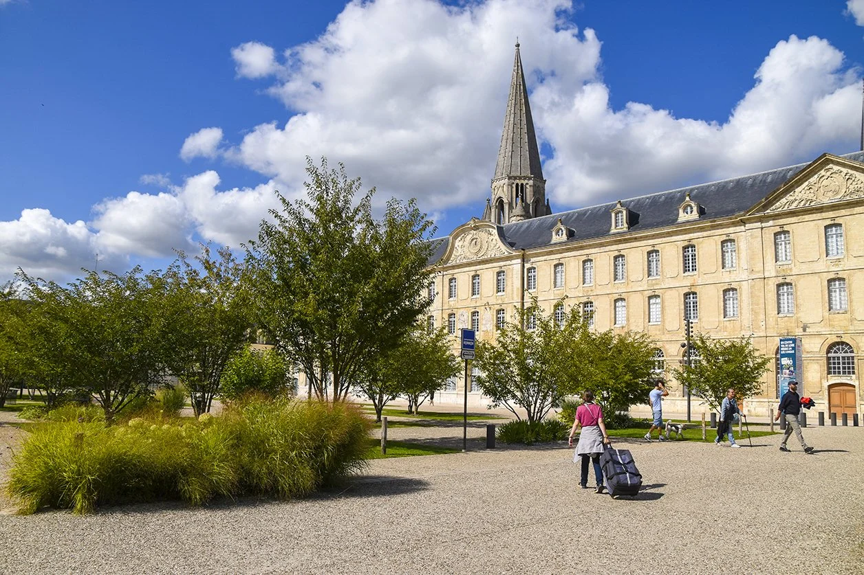 Parvis du bâtiment Régence, aujourd'hui
