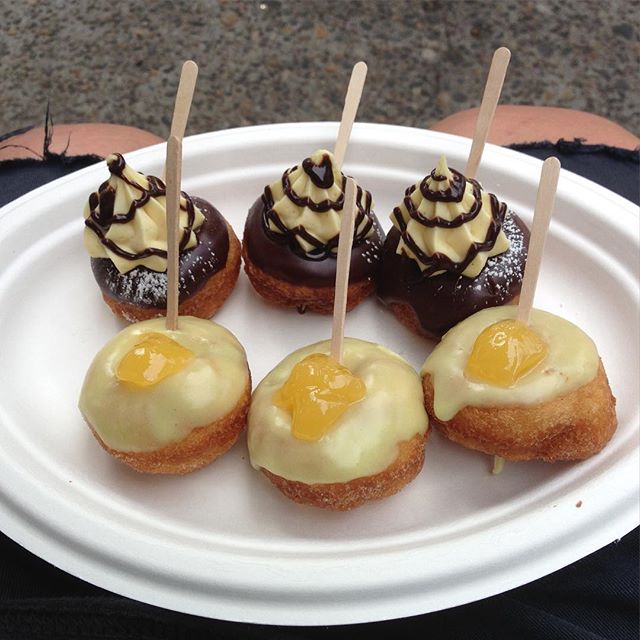 If you're in Portland and don't want to wait in line at Voodoo donuts then at the far end of the lot across the street there's this. Mini donuts from a food truck. Lemon glazed cake w lemon curd followed by chocolate glazed w pastry cream and chocola