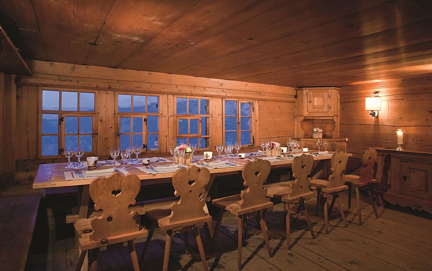 csm_Hotel_Gstaad_Palace_Walig_Hütte_lange_Tafel_ac597293ed.jpg