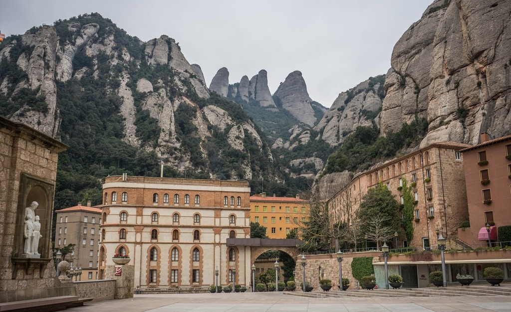 montserrat-monastery-spain-travel-vacation-f802fc-1024.jpg