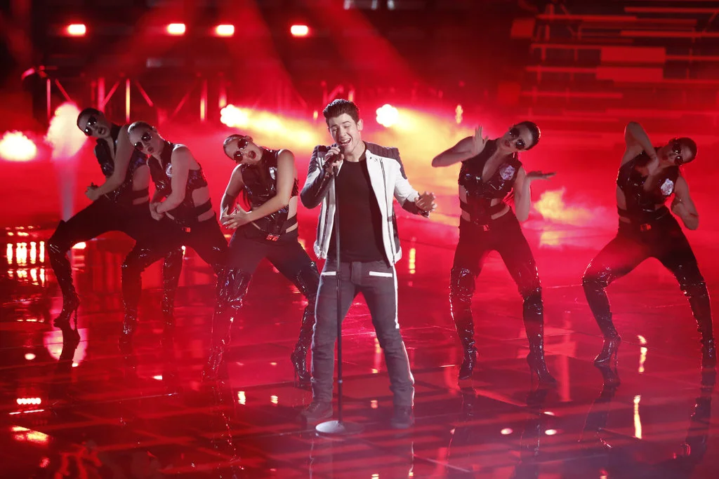 Nick-Jonas-The-Voice-Performance-Picture-Balmain-Outfit-005.jpeg