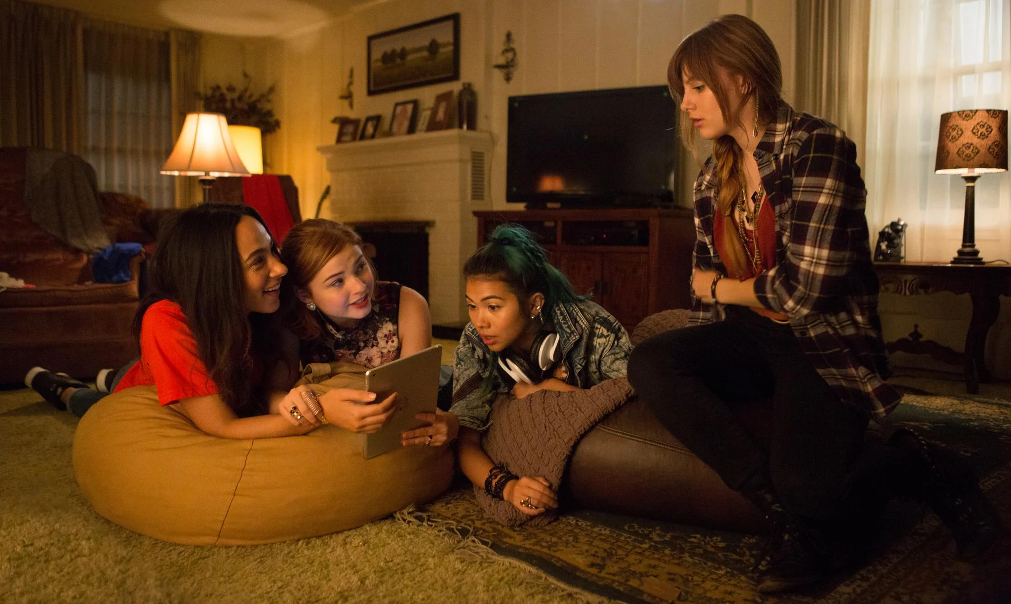 still-of-stefanie-scott,-aubrey-peeples,-hayley-kiyoko-and-aurora-perrineau-in-jem-and-the-holograms-(2015)-large-picture.jpg