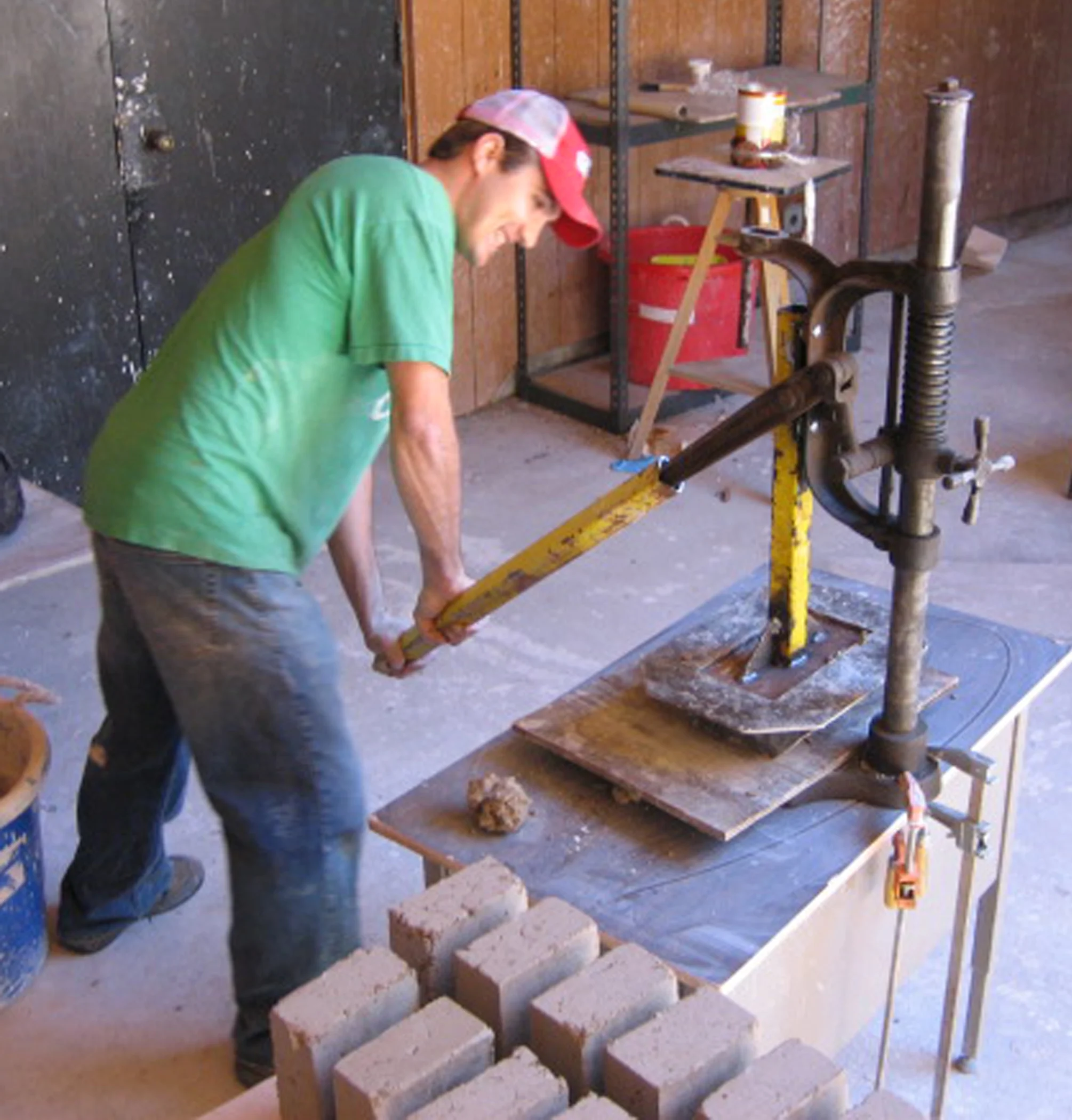 Making firebricks. 2007.