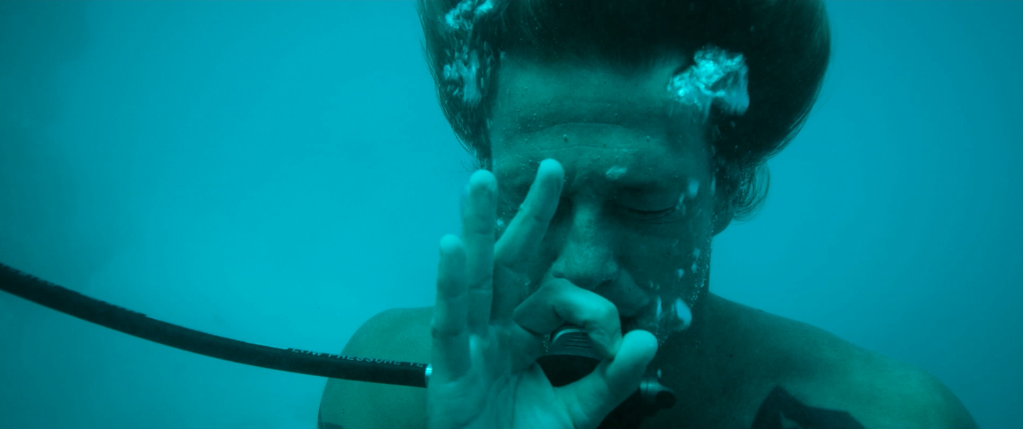 Actor Luke Bracey underwater buddy breathing - Point Break 