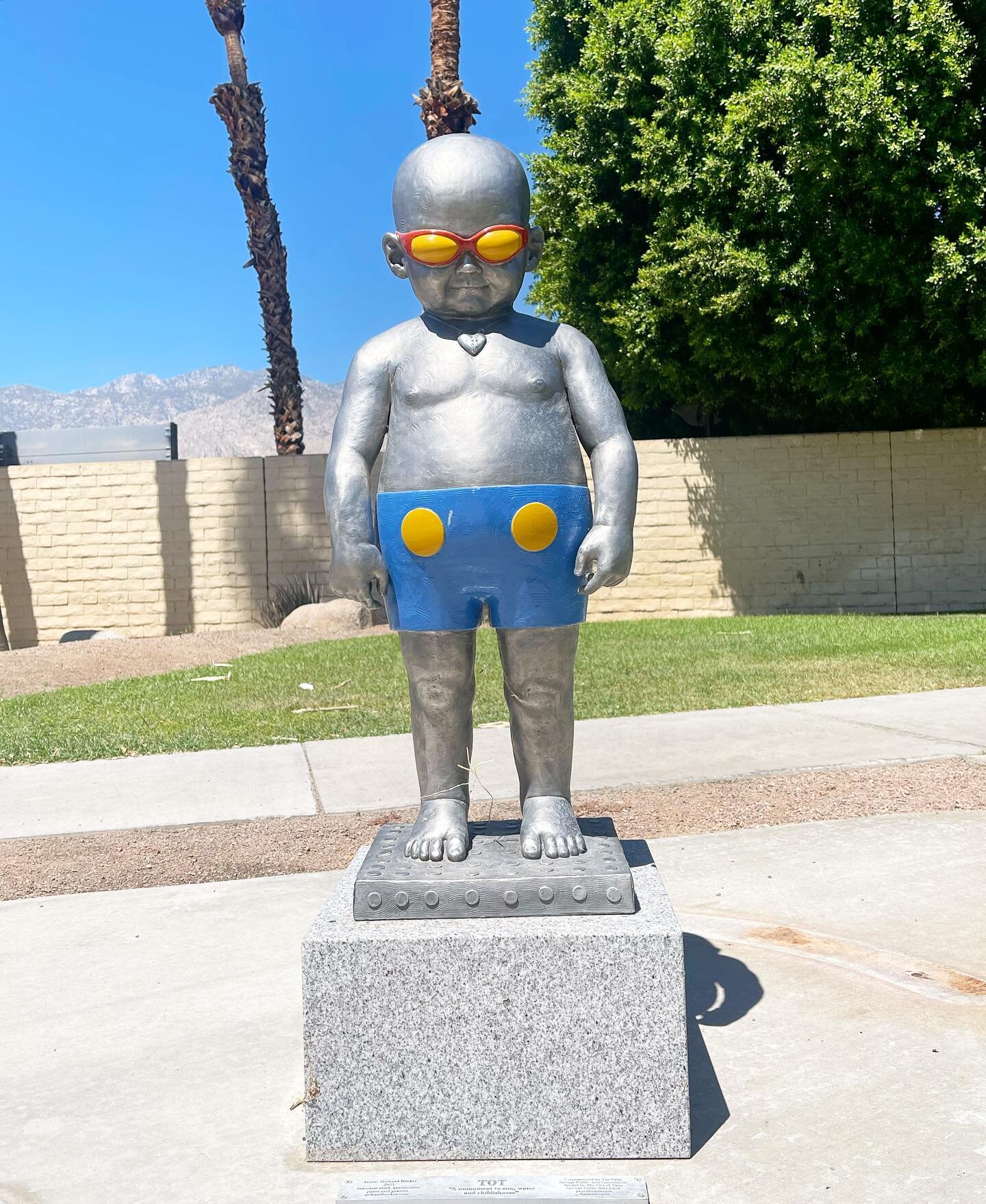 This little guy, known as TOT by the artist, Richard Becker, greets swimmers of all abilities and ages at the fantastic Palm Springs Swim Center. 🏊🏽 🏊

#palmsprings #palmspringsswimcenter #swimming #swimmers #TOT #art #publicart #richardbeckerstud