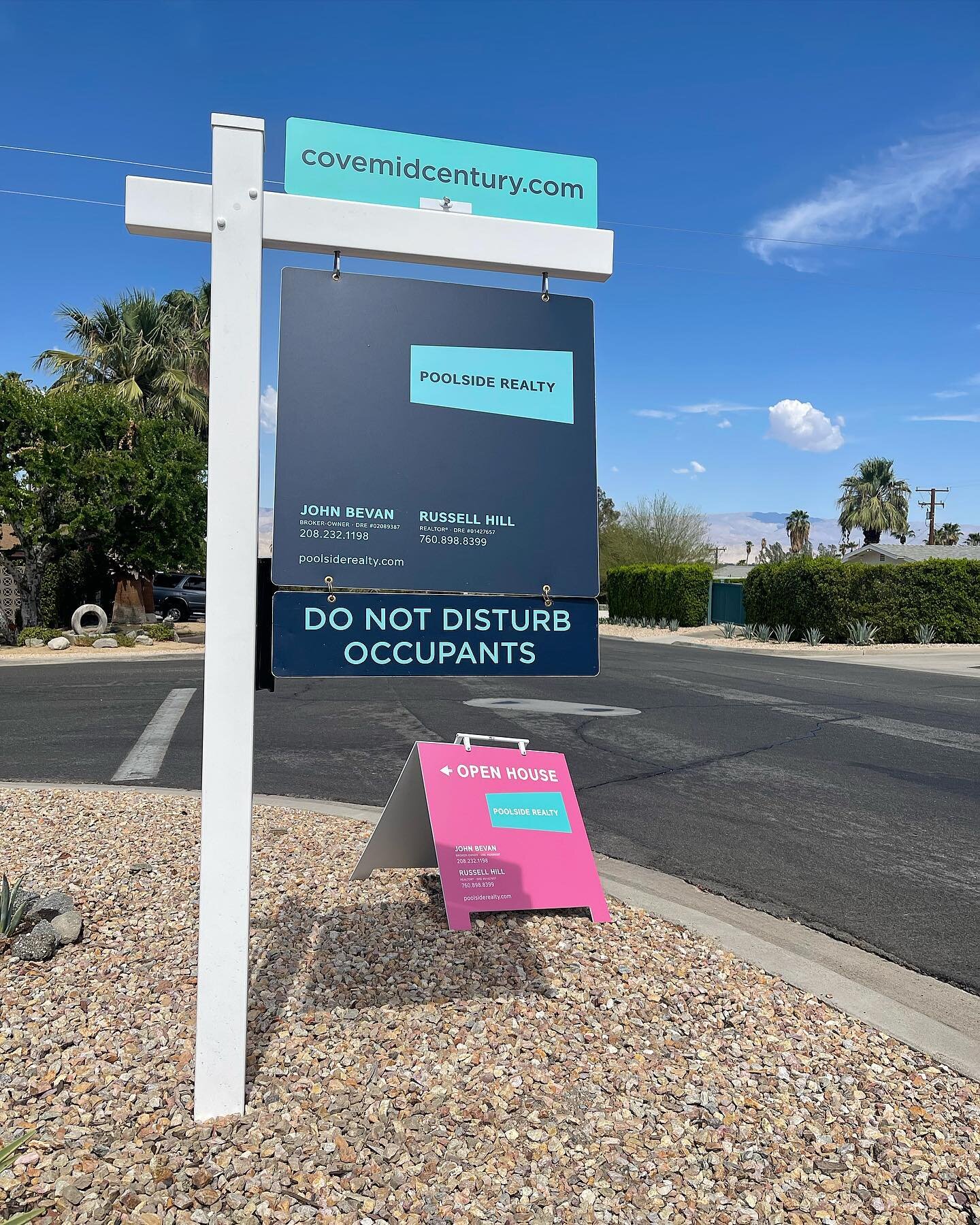 A busy, but most unconventional open house&hellip;
.
.
.
#palmsprings #cathedralcitycove #realestate #forsale #gayborhood #desertlife #desertlifestyle #unconventional #midcentury #mountainviews #swimmingpool #gayrealtor #gayrealtors #romanbrick #palm