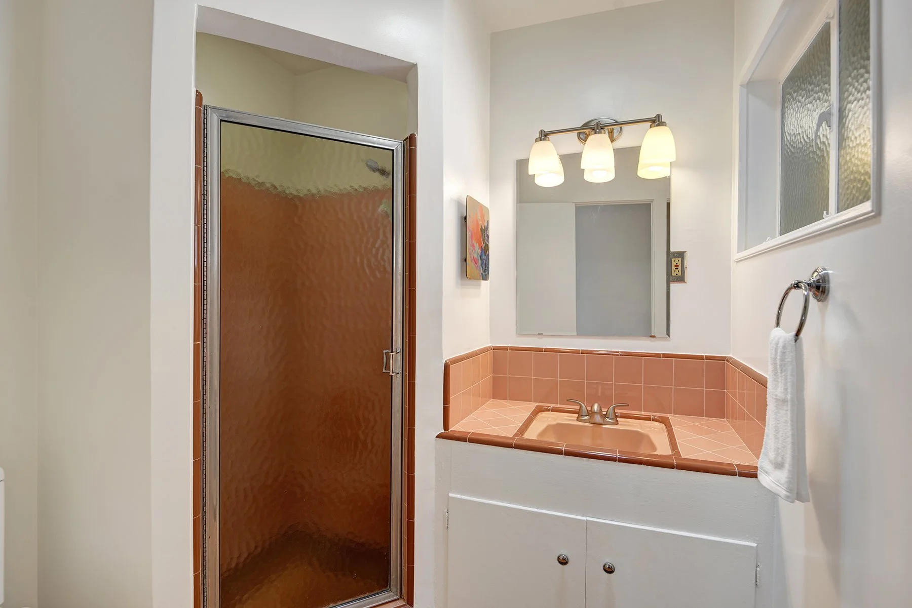 GUEST BATHROOM 2 MLS.jpg