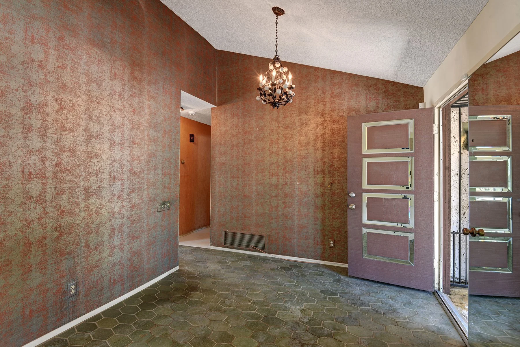 ENTRY DETAIL MLS.jpg
