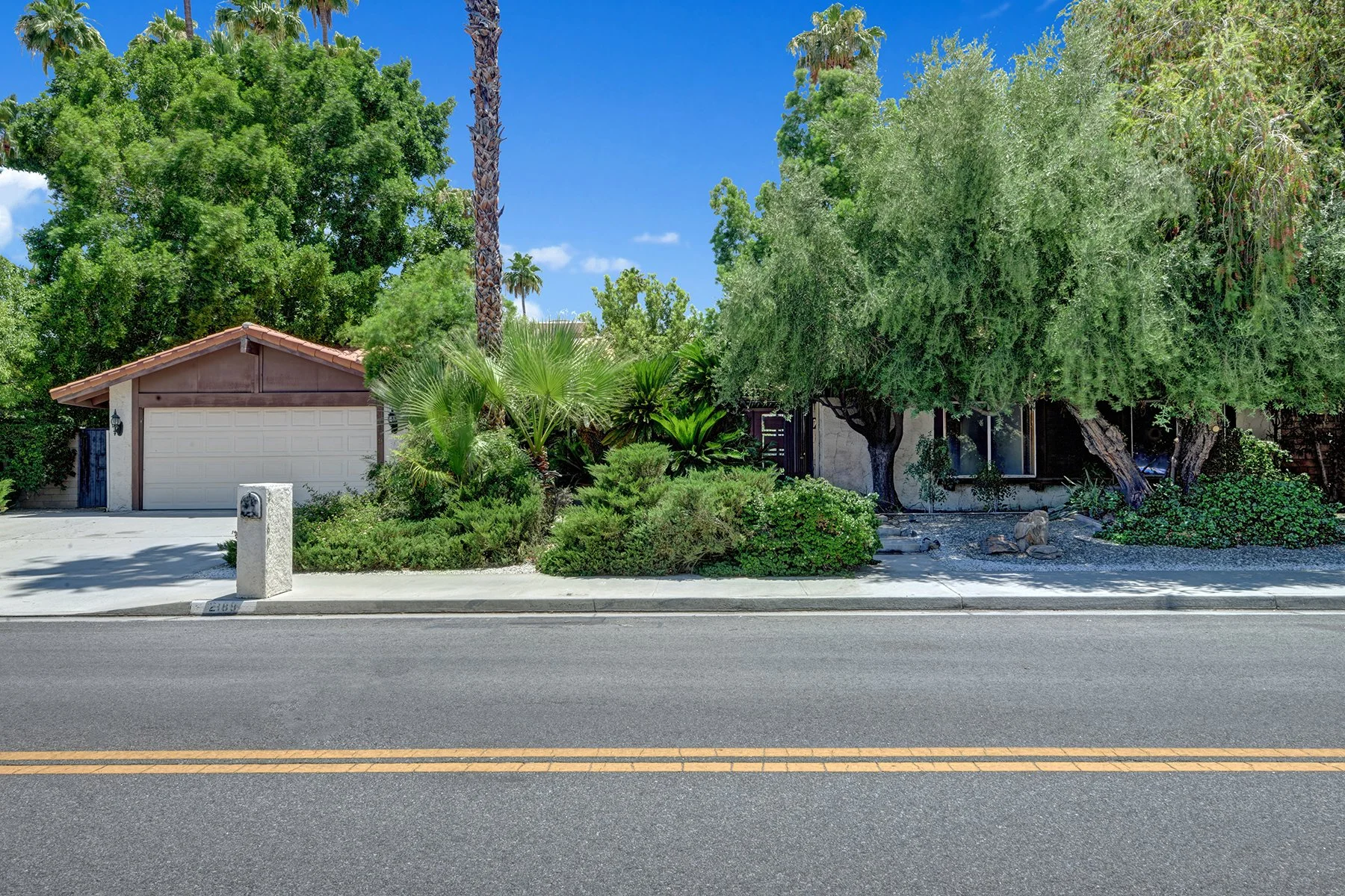 FRONT OF HOUSE FROM STREET MLS.jpg
